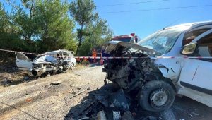Manisa'da otomobil ile hafif ticari araç çarpıştı: 2 ölü, 3 yaralı