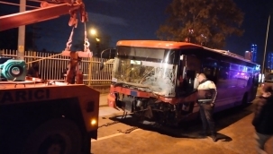 İzmir'de belediye otobüsü ile otomobil kafa kafaya çarpıştı: 1 ölü