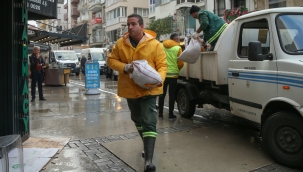 Konak Belediyesi’nden esnafa kum torbası desteği