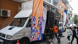 İzmir’de çocuklar 12D sinema keyfi yaşıyor