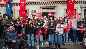 İzmir’in 24 saat yaşayan Kitap Kafe ve Kütüphanesi açıldı