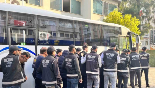 İzmir merkezli FETÖ operasyonu: 2'si muvazzaf 12 gözaltı