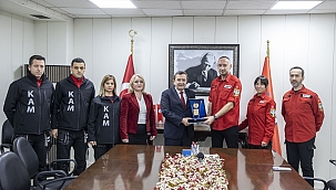Batur’dan AKUT’a teşekkür plaketi