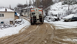İzmir Büyükşehir, yılın ilk kar yağışında kapanan yolları açıyor