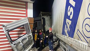 İzmir'de tır minibüsle kafa kafaya çarpıştı