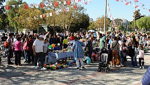 Karşıyaka’da Sevgililer Günü pazarı kuruldu