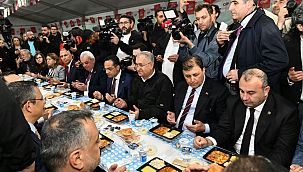 Özgür Özel ile Cemil Tugay İzmirlilerle iftarda buluştu