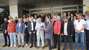 AK Parti Karşıyaka'dan belediye önünde basın açıklaması