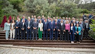 Başkan Tugay ilçe belediye başkanlarıyla bir araya geldi