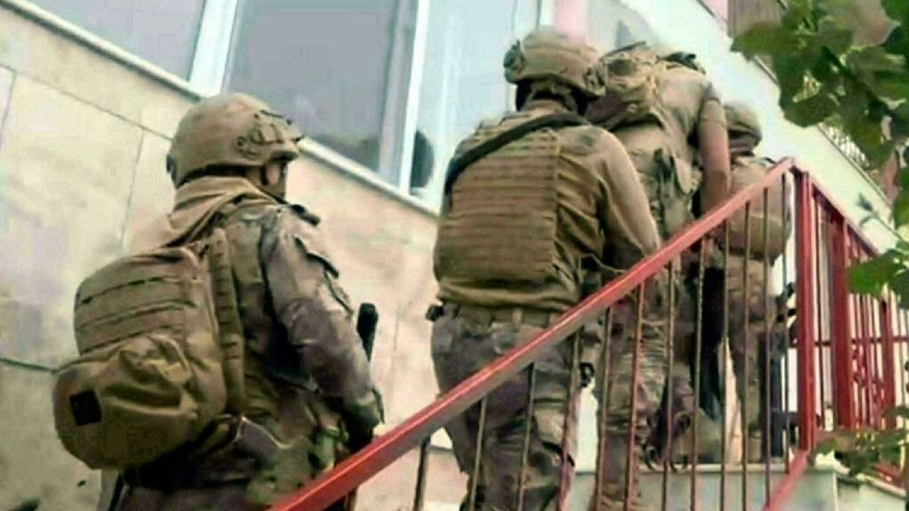 İzmir'de 2'si ihraç öğretmen 4 FETÖ şüphelisi yakalandı