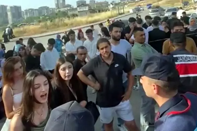 Lise mezuniyetinde 'uygunsuz kıyafet' tartışması!