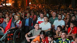 Buca’da millî maç coşkusu Hasanağa Bahçesi’ne sığmadı