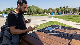 İzmir’de güneş ağaçları ile şarj dönemi başladı