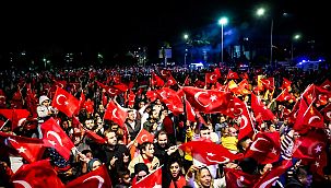 Aliağa’da Cumhuriyet coşkusu sokaklara taştı