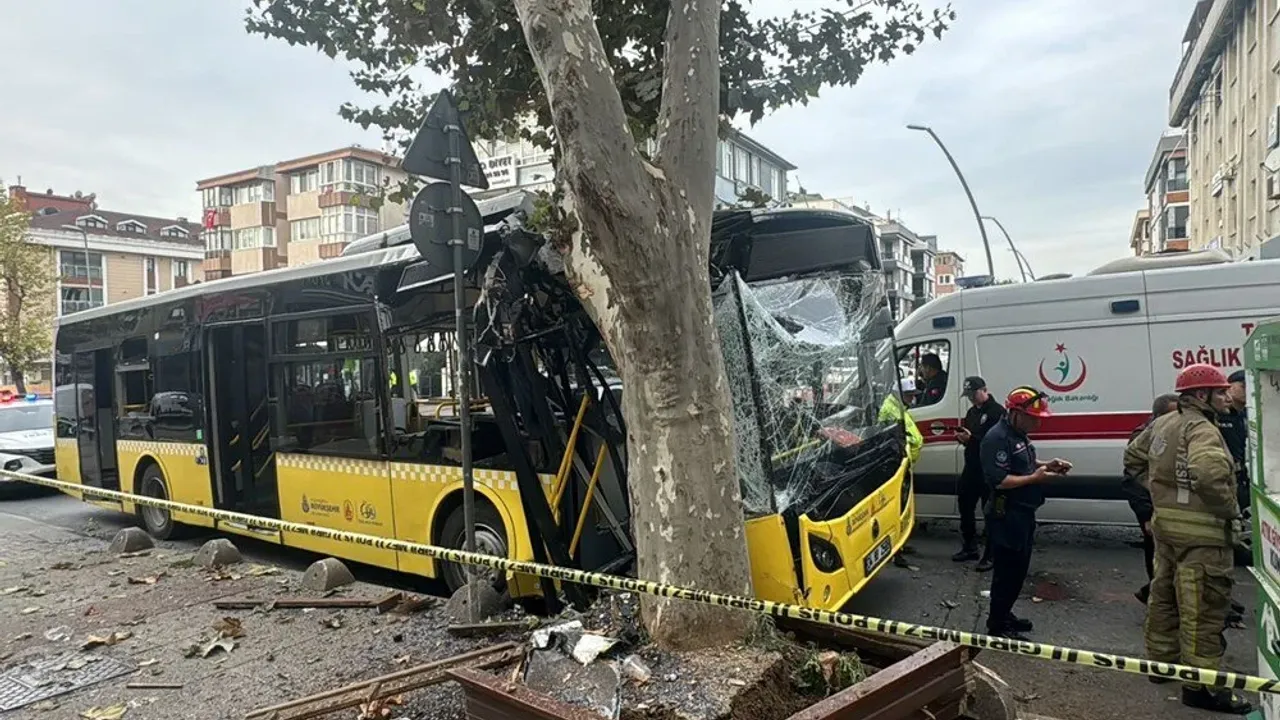 Bahçelievler’de İETT otobüsü ağaca çarptı