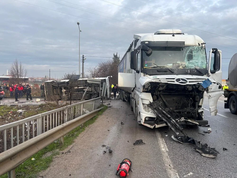 Balıkesir'de öğrenci servisi TIR'la çarpıştı: 8’i ağır 26 yaralı
