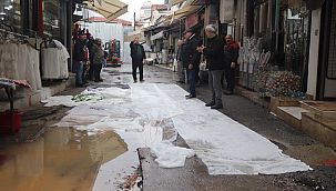 Tarihi çarşıdaki su ve çamura ‘halı ve perdeli' çözüm
