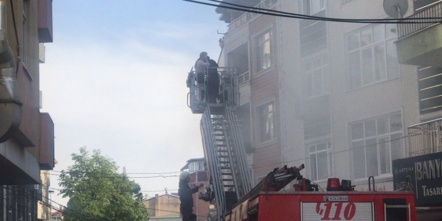 İstanbul’da çıkan yangında çok sayıda kişinin hayatla kalma mücadelesi