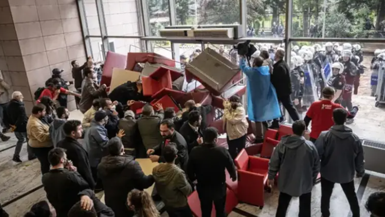 Özgür Özel genel merkezden ayrıldı