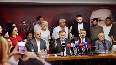Bilal Saygılı, Konak'ta AK Parti'ye katılan 370 kişiye rozet taktı