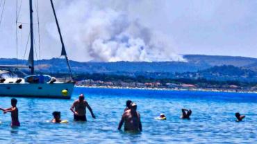 Çöplükte başlayan yangın otluk ve makilik alana sıçradı