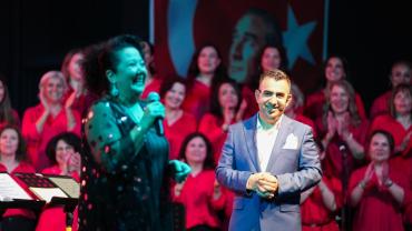 Emel Taşçıoğlu, ASEV Korosu ile sahne aldı