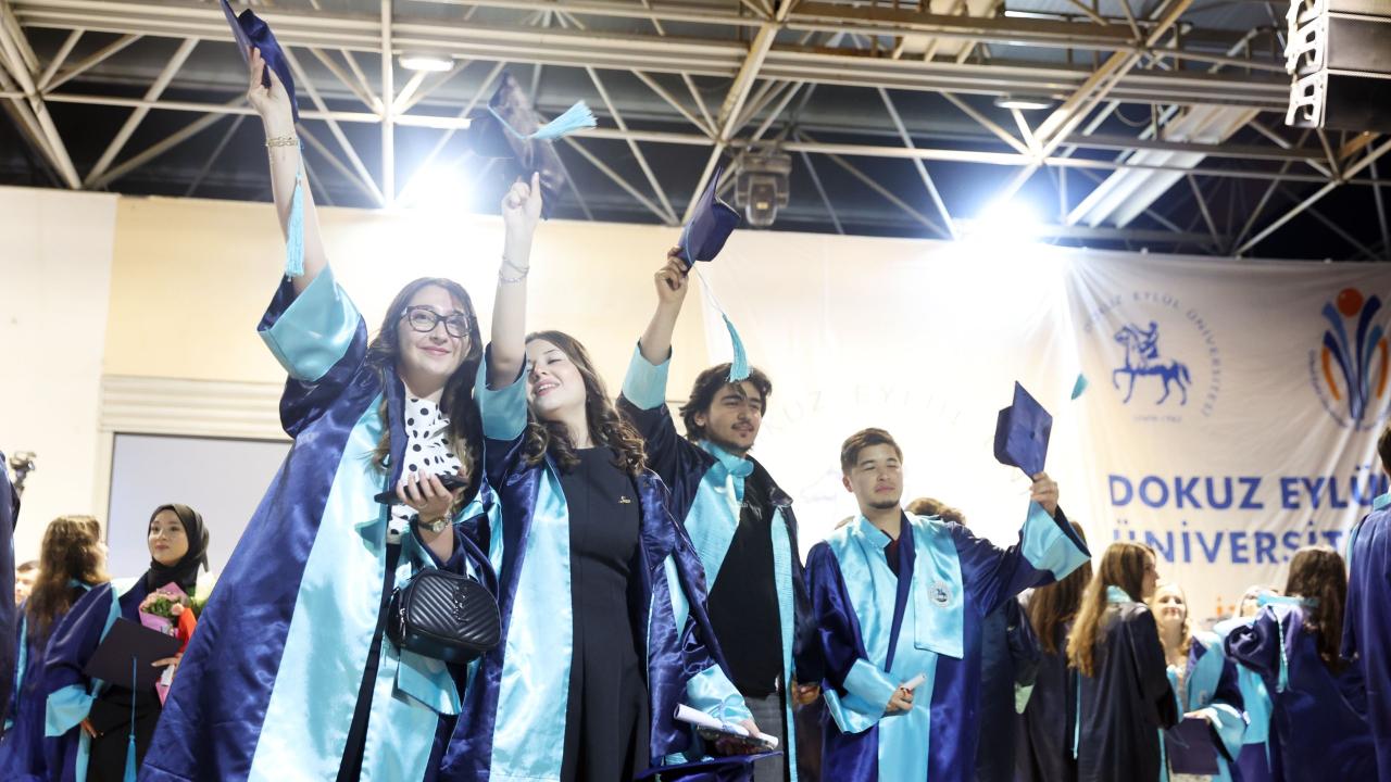 İzmir Meslek Yüksekokulu öğrencileri diplomalarını aldı