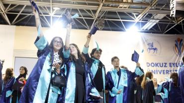 İzmir Meslek Yüksekokulu öğrencileri diplomalarını aldı