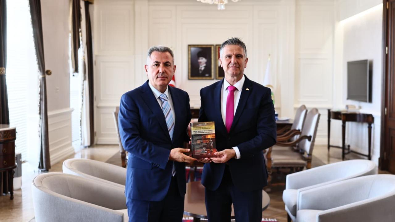 Koray Aykurt’un Disiplin Hukuku Kitabı Vali Elban’a Takdim Edildi