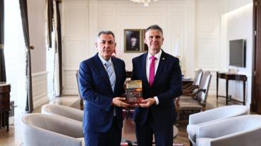 Koray Aykurt’un Disiplin Hukuku Kitabı Vali Elban’a Takdim Edildi