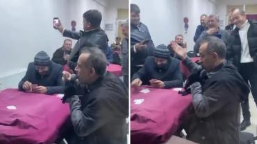 Haluk Levent'in sahnede kâğıt oynadığı anlar yeniden konuşuluyor