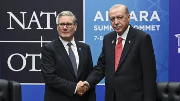 NATO Zirvesi'nde liderlere isimlerine özel revolver takdim edildi