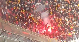 Göztepe-Altay maçında olayların başlatan havai fişeğin atıldığı an